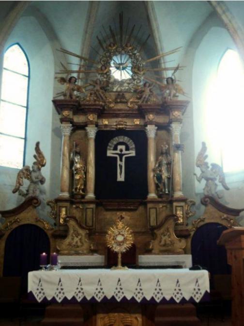 Kříž paličkovaný z vlny, který dotváří postní atmosféru v kostele sv. Jakuba ve Velké Losenici