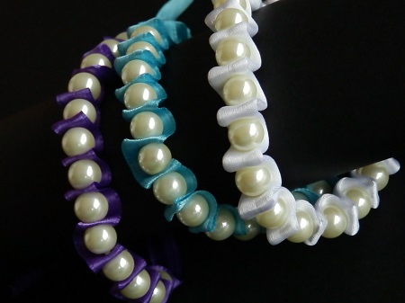 perlové náramky na sametové mašli - 3 barvy