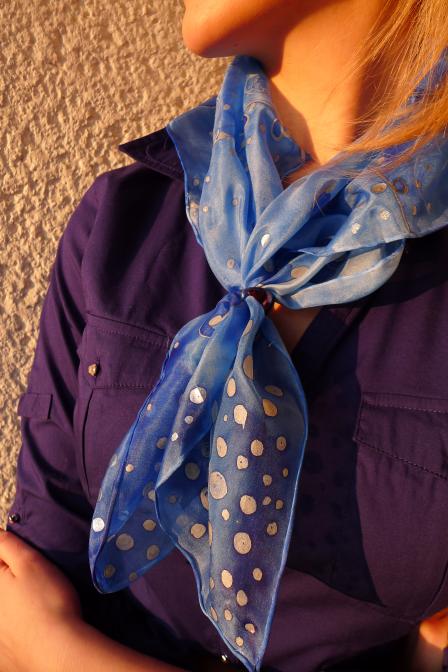Hedvábný šátek modrý puntíky, ručně malovaný