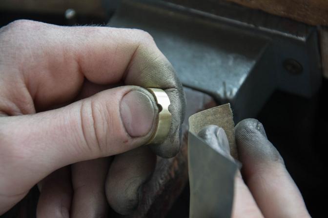 Obrusovanie povrchu prsteňa pred finálnou povrchovou úpravou.