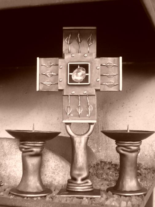 Kovaný kříž s křišťálem