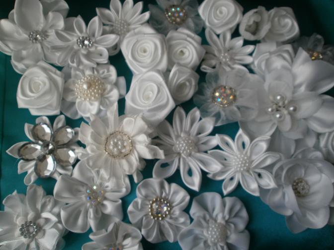 Saténové kvety vyrobené z malých lupeňov. Majú široké použitie, napr. na svad. pierka,čelenky,kytice,a i. ozdoby