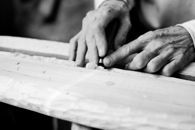Ruce při práci,dřevořezba dlátem